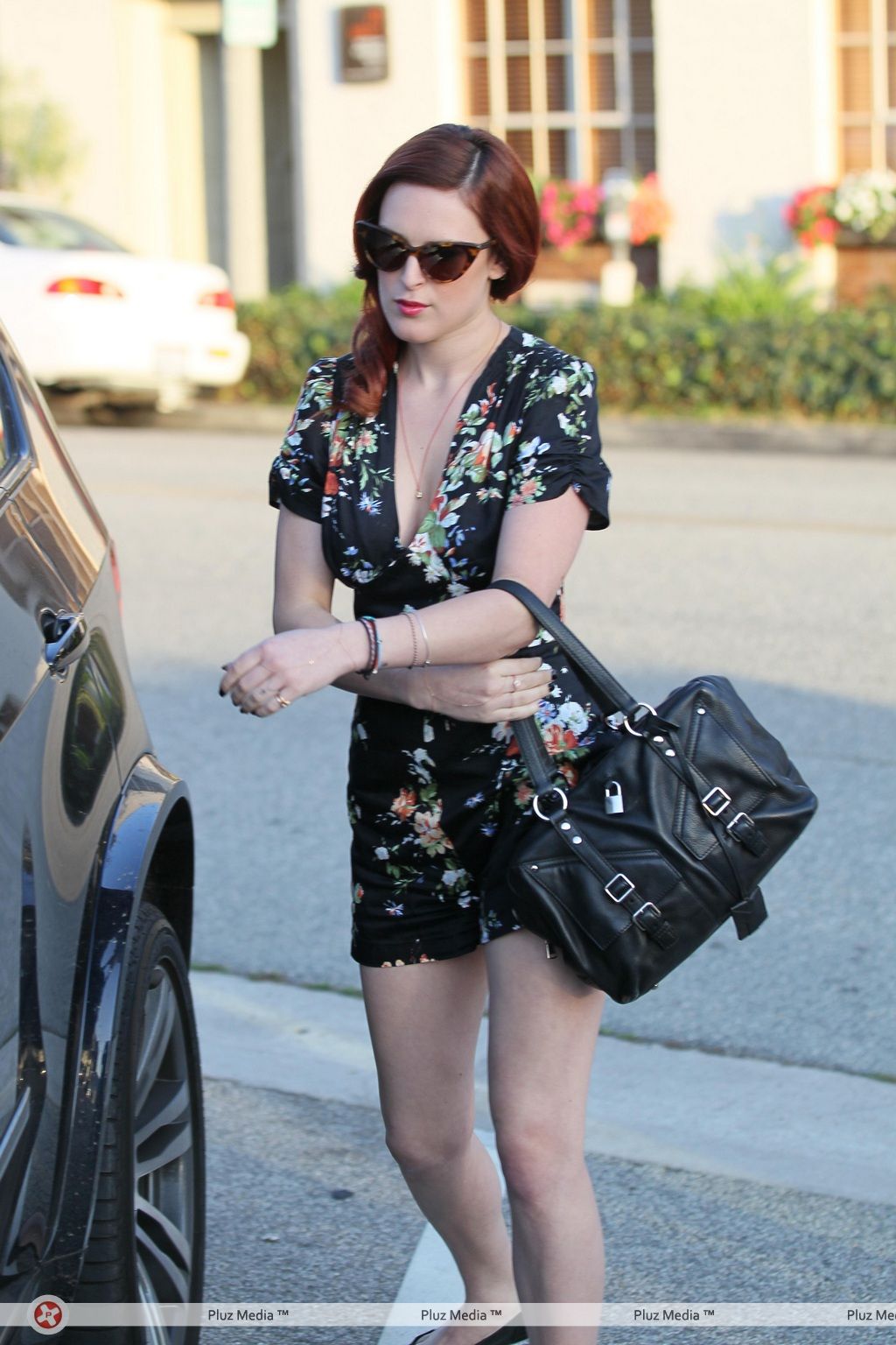 Rumer Willis exits Neil George Salon carrying a garment bag | Picture 111143